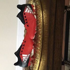 I am selling a pair of barley worn soccer cleats